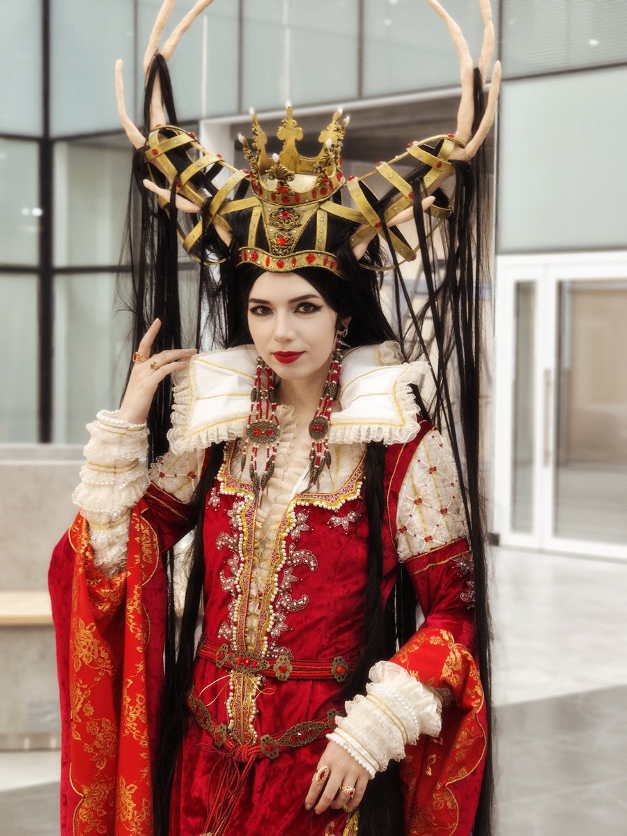 ferluci_cosplay's tweet photo. Как мощны мои лапищи. Успела сделать новую корону к Игропрому.
#thebrothersgrimm #mirrorqueen https://t.co/jN7TZAOAN2