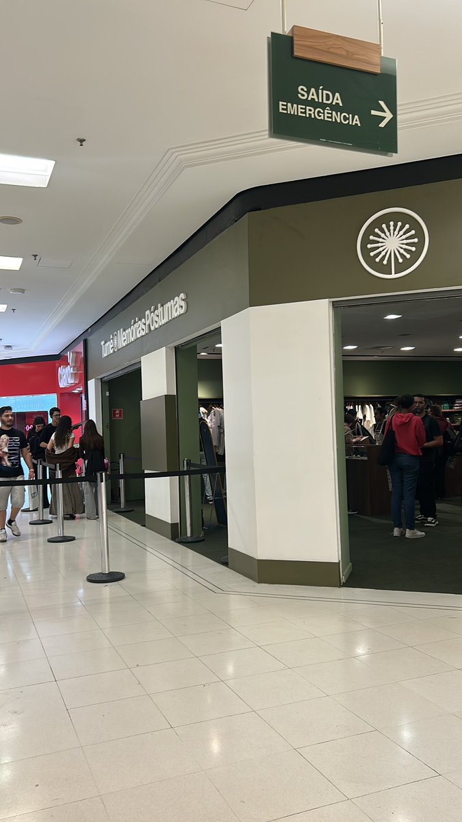 xuGrozinski's tweet photo. Fila das 17:30 !!!! Sem nada de fila https://t.co/o7IM8Law7X