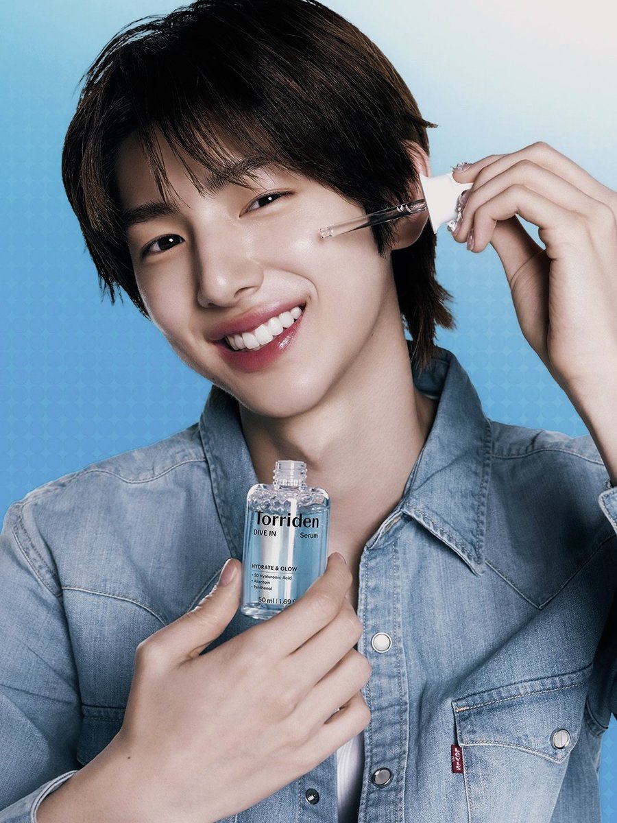 Juhoofnn's tweet photo. Skincare shoots really know how to make everything look extra fresh. Got the serum in hand, a drop ready to go, and that glow is already doing its thing. At this point, I’m basically matching the whole blue aesthetic way too well. https://t.co/XcmhdqyTqv