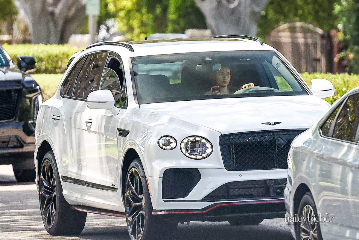 JBNewsES's tweet photo. 🆕AYER Hailey Bieber fue vista al salir del gimnasio, conduciendo de camino a casa en Los Ángeles, California.

Ella realmente tiene la vida que todos soñamos, salir de entrenar y conducir tu cochazo hasta casa donde te espera tu marido JUSTIN BIEBER y un bebé precioso 🤧 https://t.co/DrNGKTzIxc