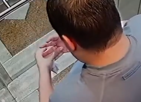 SAMSEPlOL's tweet photo. @CandidaCe85 em um dos videos da camera do elevador mostra ele tirando um anel do bolso e colocando no dedo com pressa, eu não tinha entendido direito até agora, pqp https://t.co/l7c01Bkffz