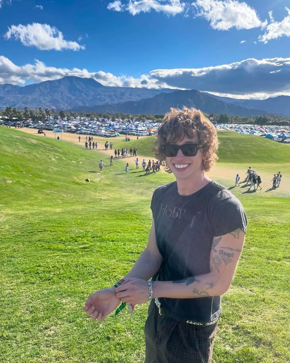 amnesiamoons's tweet photo. microsoft xp celebrity https://t.co/2LvAiY3Vp8