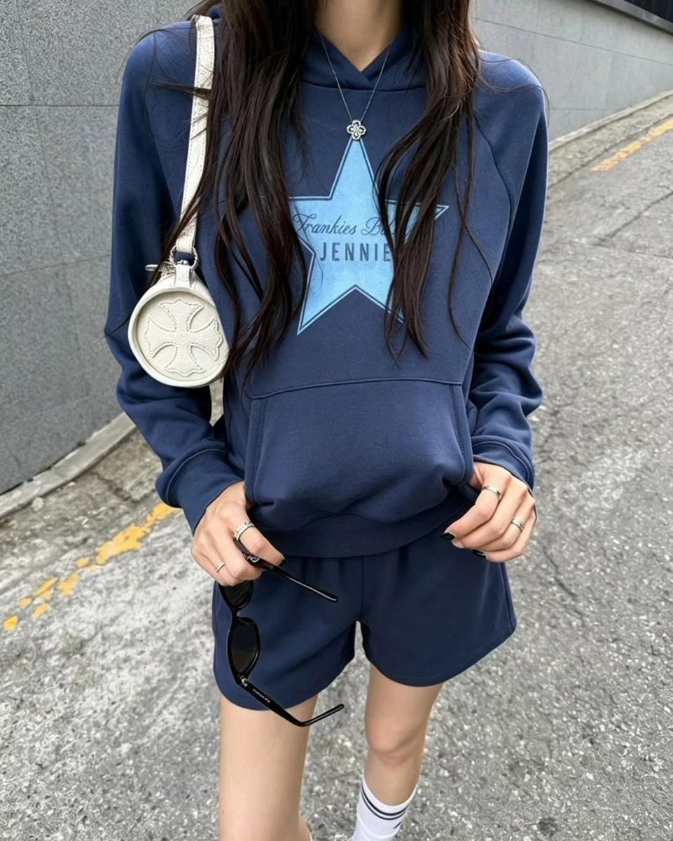 RobertaMalslom's tweet photo. Oversized Star Hoodie

Perfect for casual looks with effortless style. Featuring a hood and bold star details, it adds a relaxed, laid-back touch. Easy to pair with jeans for an eye-catching outfit. Item No. : R252-025
Product: Star Hoodie
Colors: https://t.co/56PaGg3iKp