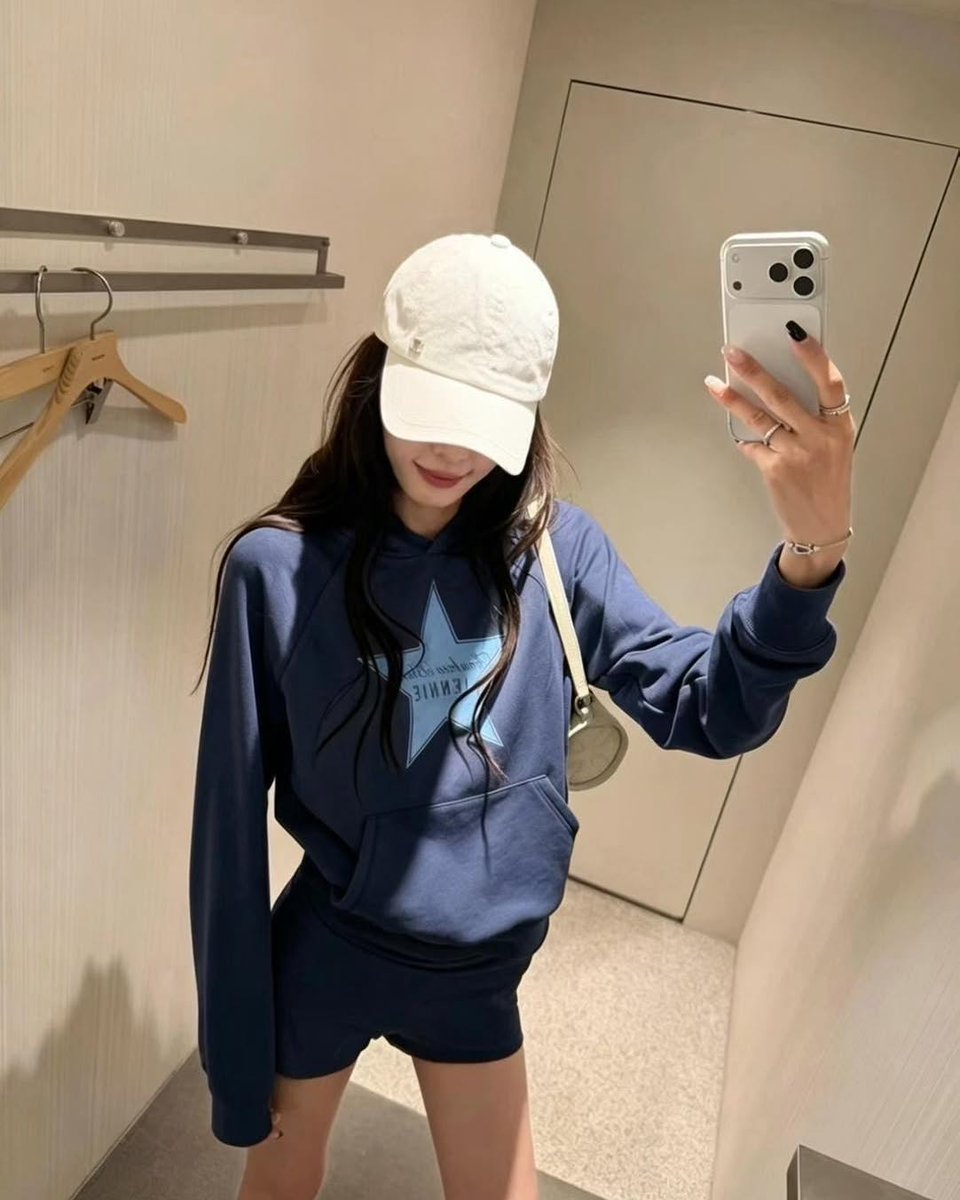 RobertaMalslom's tweet photo. Oversized Star Hoodie

Perfect for casual looks with effortless style. Featuring a hood and bold star details, it adds a relaxed, laid-back touch. Easy to pair with jeans for an eye-catching outfit. Item No. : R252-025
Product: Star Hoodie
Colors: https://t.co/56PaGg3iKp