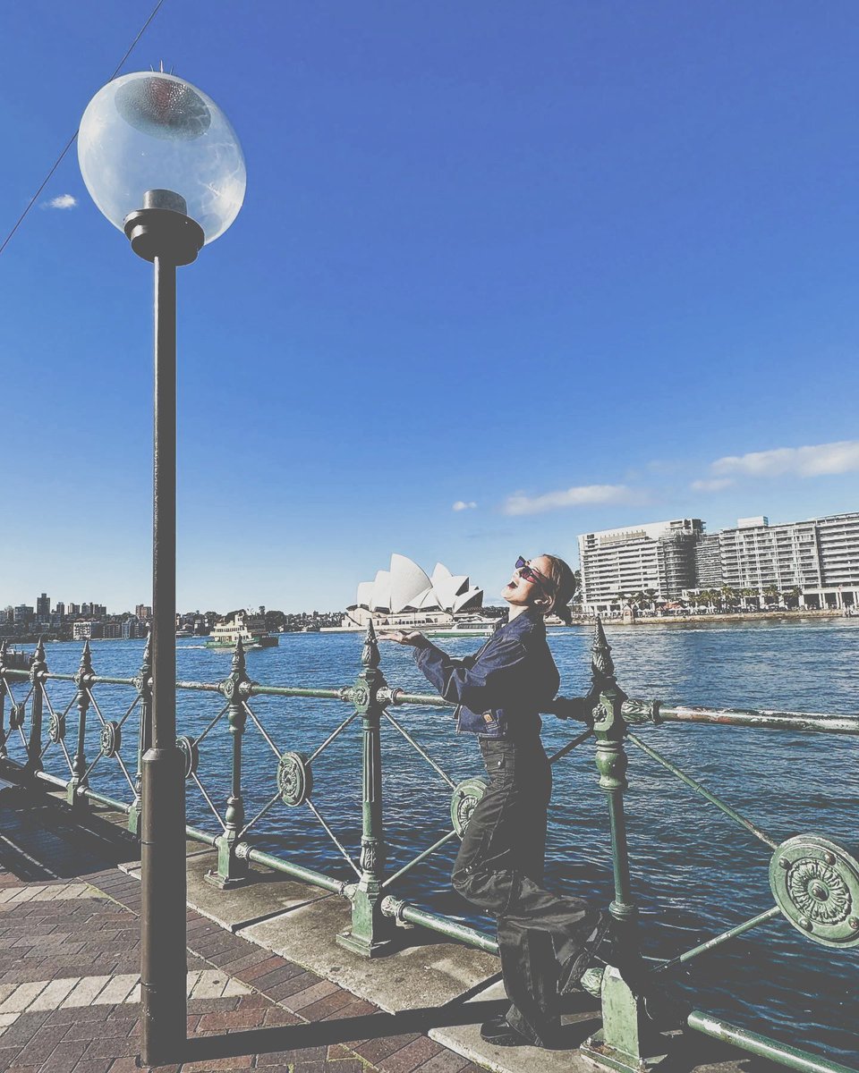 Jijhyo's tweet photo. the streets were streets-ing. the sun was doing too much. lowkey never beating the “girl who poses with every landmark”allegations https://t.co/t6xs1C0jSv