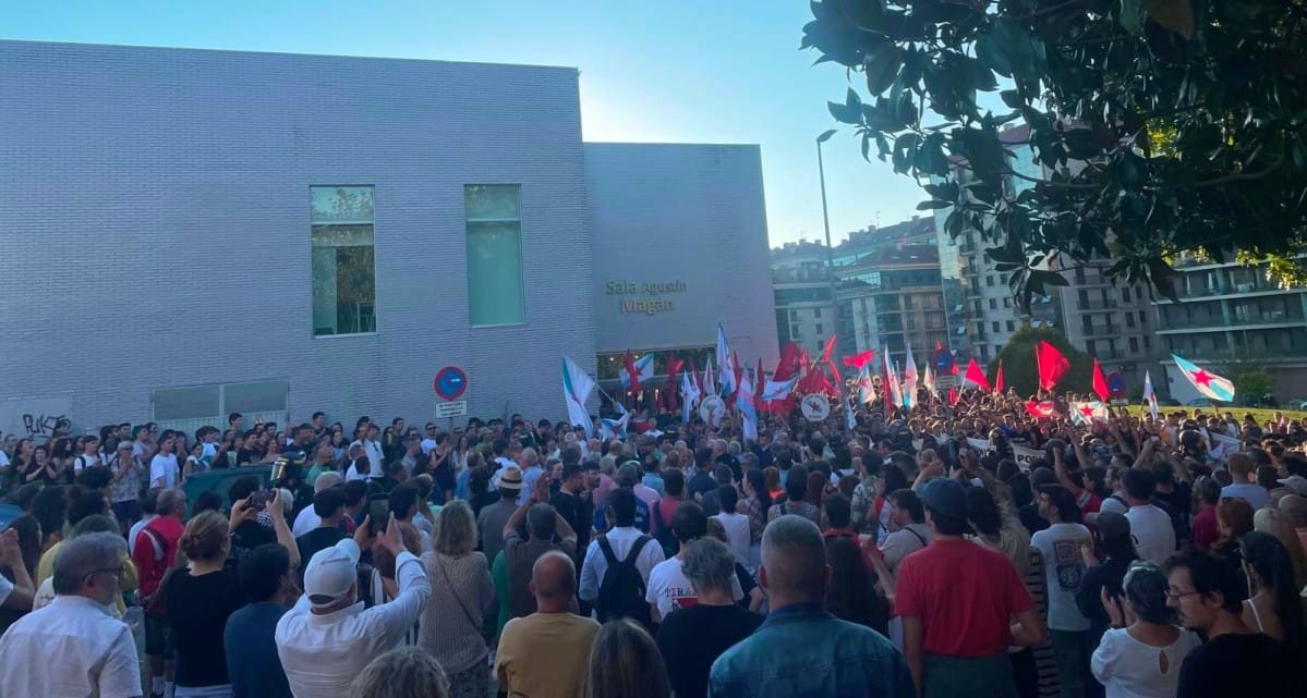 AntiOtan26447's tweet photo. VITÓRIA ANTIFASCISTA CONTRA VOX😃👏👏👏
👉Centenares de pessoas, maioritariamente jovens,    impossibilitárom hoje o ato político anunciado polo partido fascista espanhol no bairro compostelano de Santa Marta.
👉https://t.co/U3Fyvr3ITh https://t.co/HSIjkVVHjV