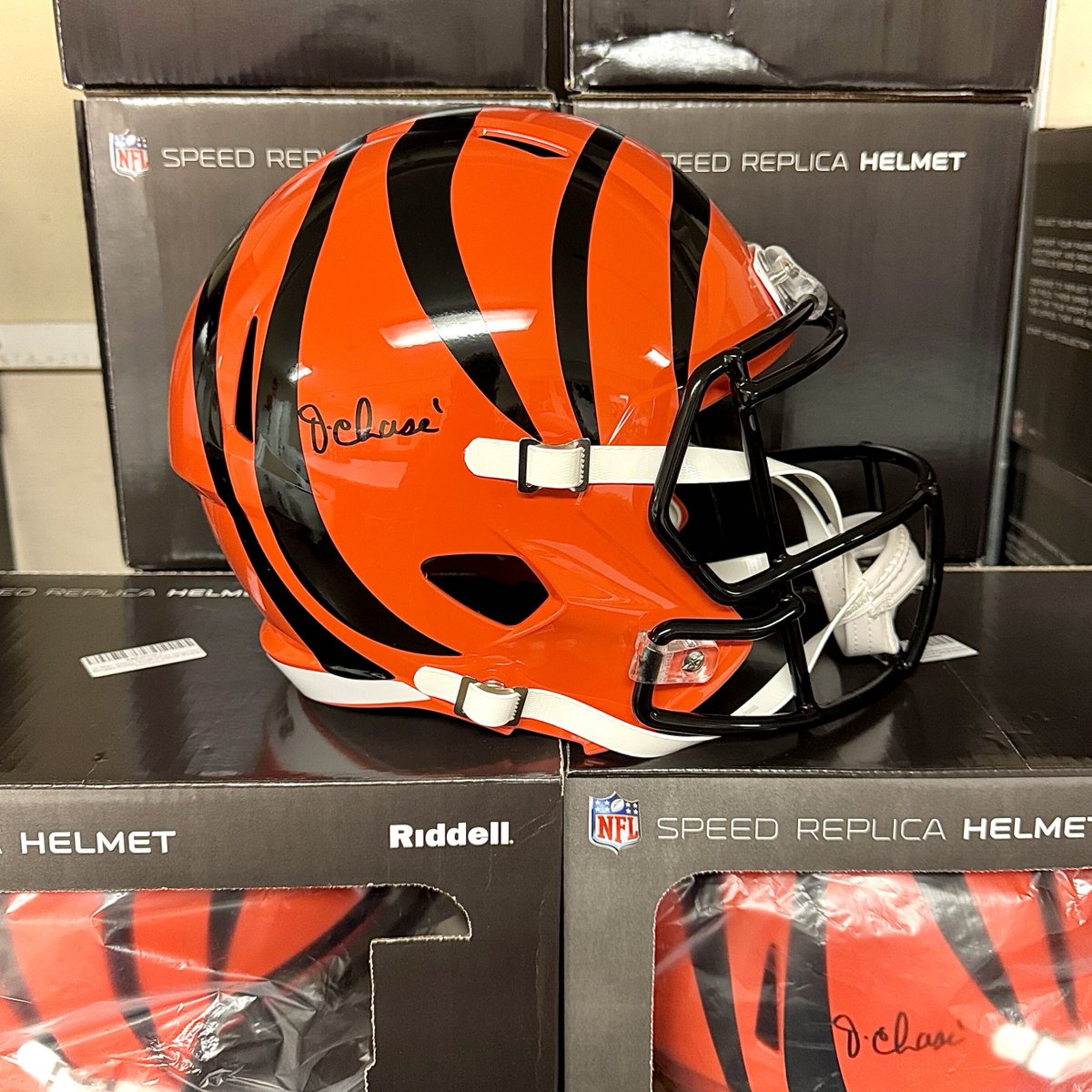 BengalsBids's tweet photo. WHO DEY! 🐅⚡️
👉 BID NOW:
https://t.co/E7uhpti2m4

The Jungle is loud, but this piece speaks for itself! We're shining the spotlight on an absolute centerpiece: a Ja'Marr Chase Signed FS Speed Helmet! 🏈🔥

#WhoDey #Bengals #CincinnatiBengals #JaMarrChase #Metabilia #BengalsBids https://t.co/RrXv7KUeRw