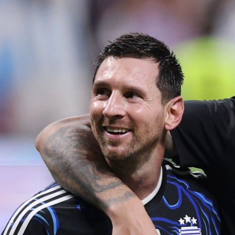 TouchlineX's tweet photo. 📸 Lionel Messi's hair now and Lionel Messi's hair during the World Cup 2 months ago. https://t.co/HyhTLJyUUj