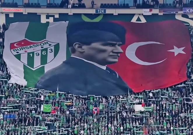 oguzzatsiz's tweet photo. Türk Gençliği; Atatürk’ün,Atatürk’e hürmet eden kulüplerin peşindedir @BursasporSk https://t.co/CjuQLpyyoB