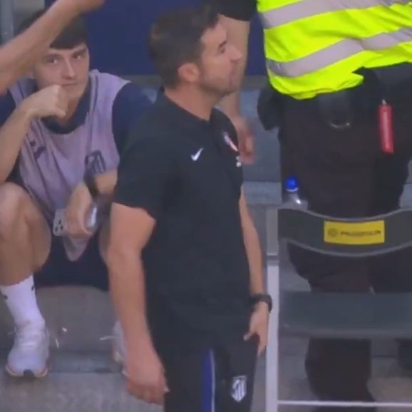 madristagram's tweet photo. 🚨 Gabi (Atleti’s assistant manager) to Real Madrid’s bench: 🗣️"You will suck my d*ck. You will suck my d*ck. You will suck my d*ck."

Rudiger then confronted him. 
[M Plus Deportes] https://t.co/fRfRNKe9qS