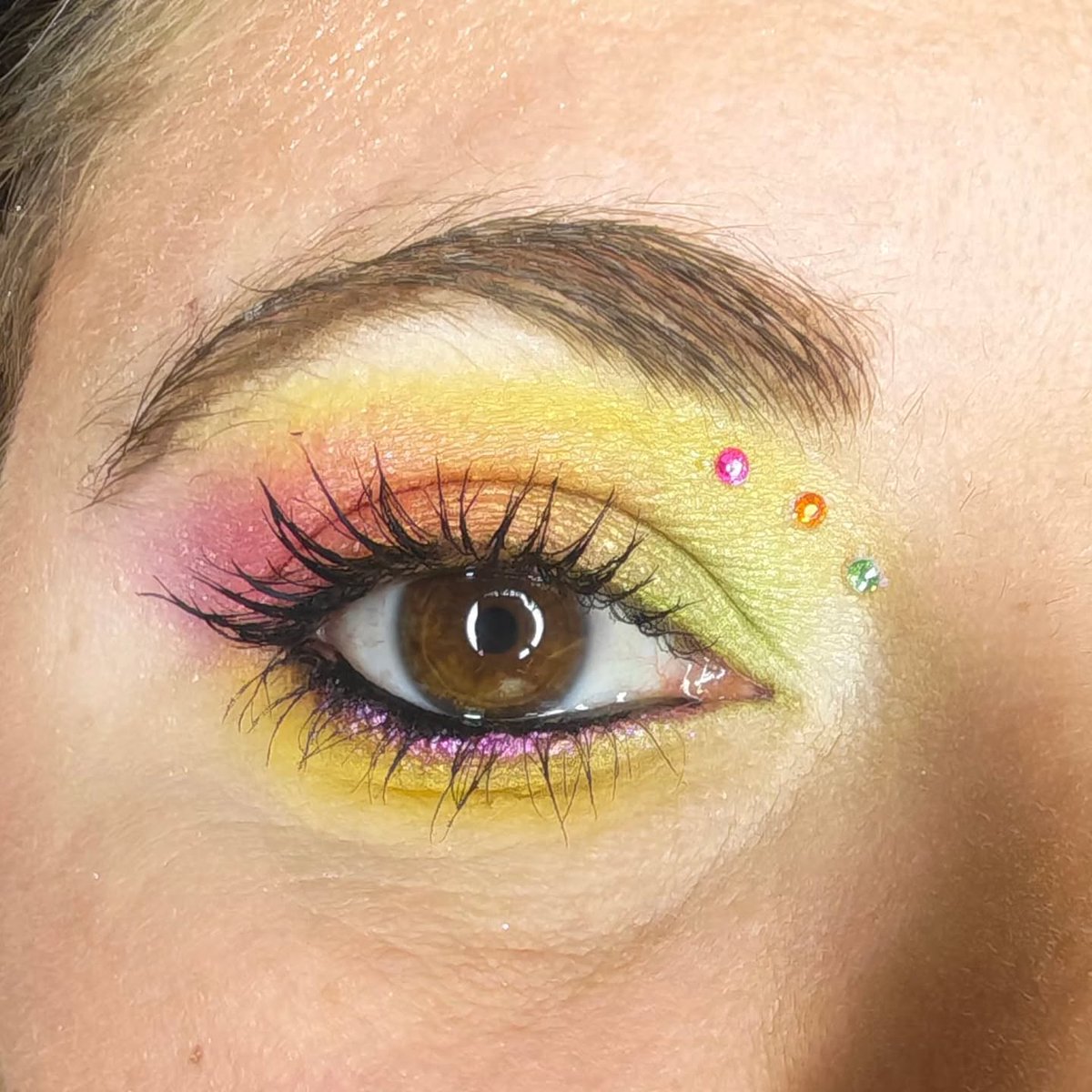 IanKozatek's tweet photo. 🌈 [Chromatic Radiance]

A bold, unforgettable look: bright yellow, vibrant pink and a touch of green, enhanced by graphic black eyeliner and rhinestones for a glamorous, playful finish. Makeup is a way to express creativity. https://t.co/SwdwidJuUQ