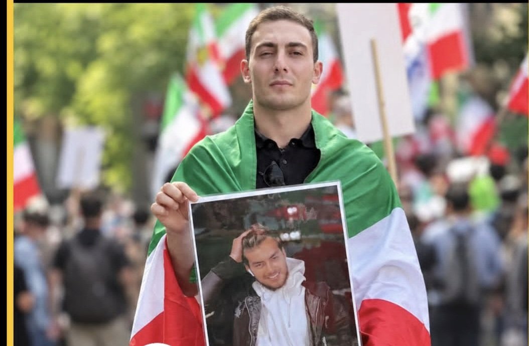 r_rahimpour's tweet photo. صدای #علی_زارعی باشیم…
هیچکدام از محکومان به اعدام را نباید تنها بگذاریم و در کنار خانواده‌های نگران‌شان بایستیم.
#نه_به‌_اعدام https://t.co/kY0X1SMegV