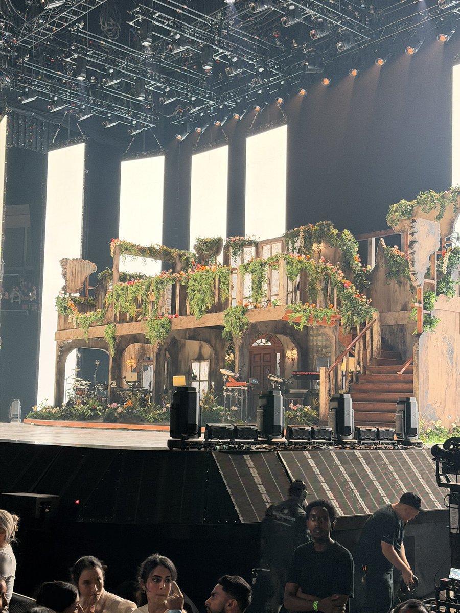 sanarianas's tweet photo. i want to go home https://t.co/X7rNIW0NxO