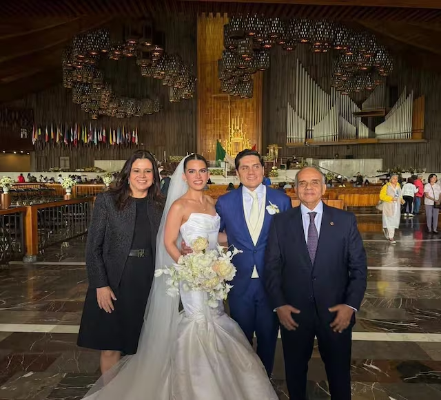 dejoselapiz's tweet photo. Les digo, que las putas ratas con sotana son igual de mierdas que la familia del medio metro @manuelanorve 
La puta feliz con el novio, y la otra puta feliz con su viejo ratero. https://t.co/V4My4zBXGi