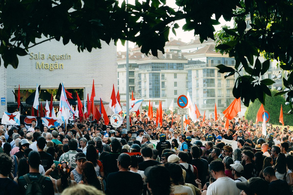 CMSocialista_'s tweet photo. Hoxe a clase traballadora galega impediu que VOX estendese o seu discurso fascista.

Os reaccionarios non puideron comezar o seu curso. Nós damos comezo ao curso do antifascismo https://t.co/aWkPToHSmo
