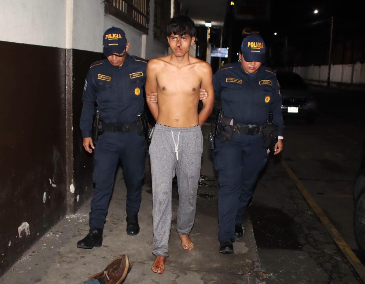 RamonHernande23's tweet photo. #Escuintla 
Mató  a su mamá con un tenedor

Agentes de la Comisaría 31 capturaron a Giancarlo Gabriel Méndez Cabrera, de 20 años, alias “Sicópata”, en el interior de un domicilio ubicado en la colonia La Nueva Esperanza, Siquinalá, Escuintla.

La aprehensión se realizó luego de que ciudadanos y familiares alertaran a los agentes sobre una violenta discusión entre el capturado y su progenitora, de 56 años. Según los señalamientos, el joven habría agredido a la mujer con un tenedor en diferentes partes del rostro, provocándole heridas de gravedad y su posterior fallecimiento.

Las autoridades continúan con las investigaciones para esclarecer las circunstancias en las que ocurrió este lamentable hecho.
#PNCdeGuatemala #Comisaria31 
#PolicíasDeGuatemala #Siquinala