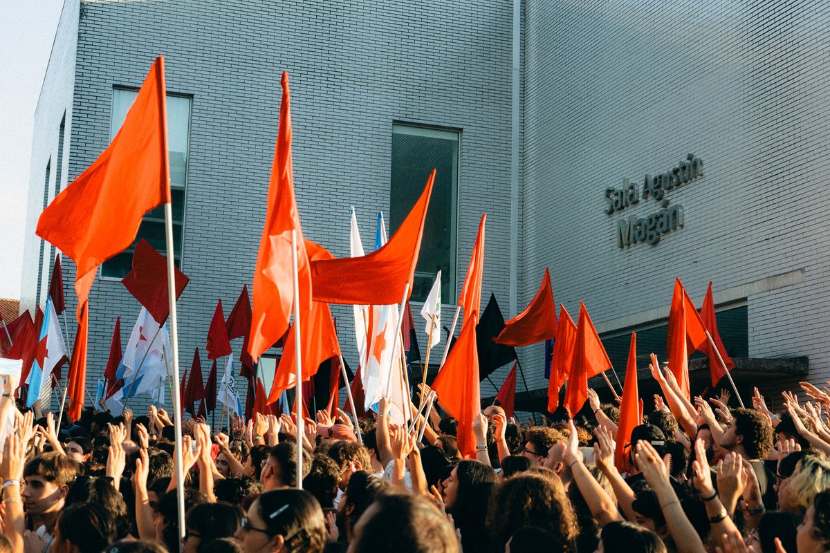 CMSocialista_'s tweet photo. Hoxe a clase traballadora galega impediu que VOX estendese o seu discurso fascista.

Os reaccionarios non puideron comezar o seu curso. Nós damos comezo ao curso do antifascismo https://t.co/aWkPToHSmo