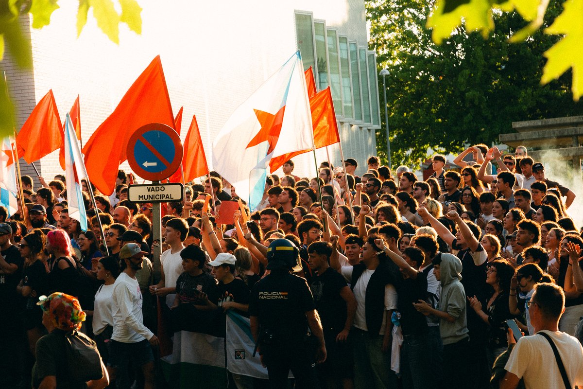 CMSocialista_'s tweet photo. Hoxe a clase traballadora galega impediu que VOX estendese o seu discurso fascista.

Os reaccionarios non puideron comezar o seu curso. Nós damos comezo ao curso do antifascismo https://t.co/aWkPToHSmo
