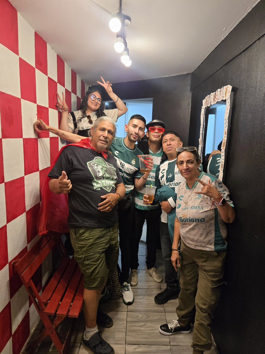 DramaQueenRemix's tweet photo. Siempre es un gusto ver a toda la gente que he conocido gracias al #SantosLaguna 🇳🇬 SOMOS SIEMPRE LOS MISMOS 🇳🇬🖤 Ni en las peores hemos abandonado! 🇳🇬🖤 #Zelt #Abraham #Miguel #Yair #Magda #Ariel #Kevin https://t.co/FPibEkkWRf