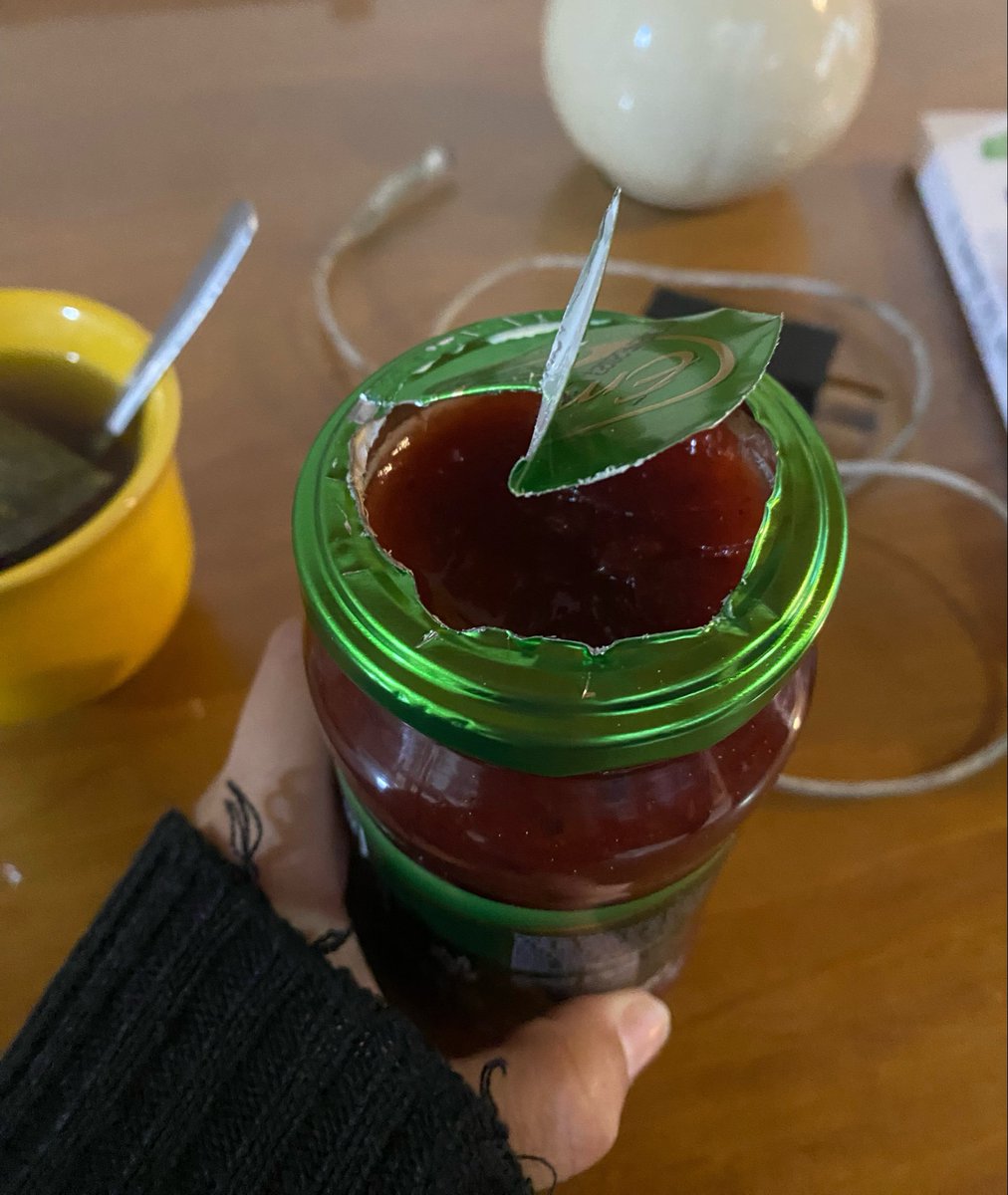 fanzinezinder's tweet photo. Le pedí ayuda a mi papá para abrir un frasco de mermelada que estaba muy duro y MIREN LO Q HIZO EL ENFERMO https://t.co/lbLdTmCus0