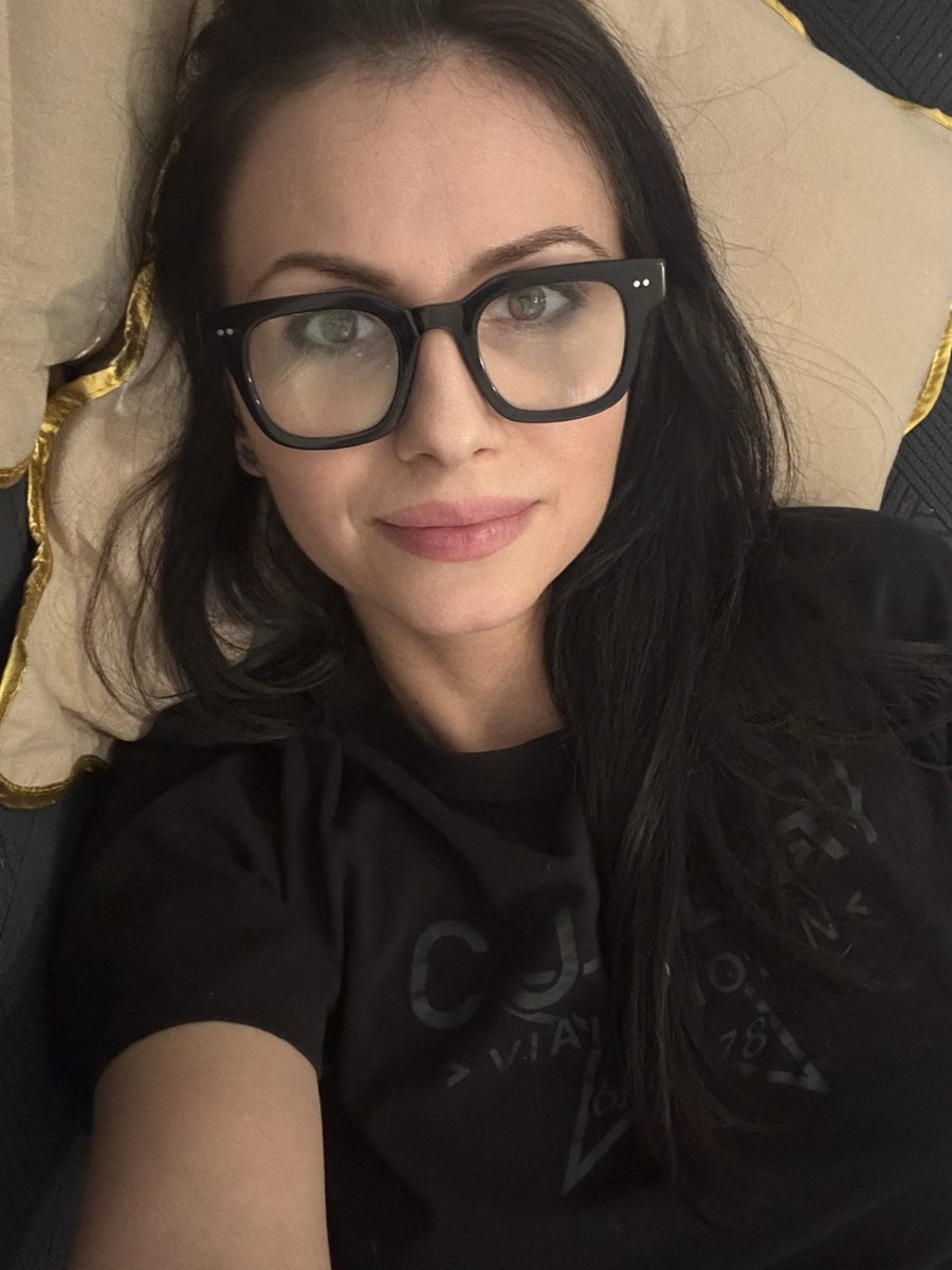thenewsole's tweet photo. Dopo 2 giorni con ospiti a casa… sempre figa ma sfinita 🤪 https://t.co/N1Ih2DvdXf