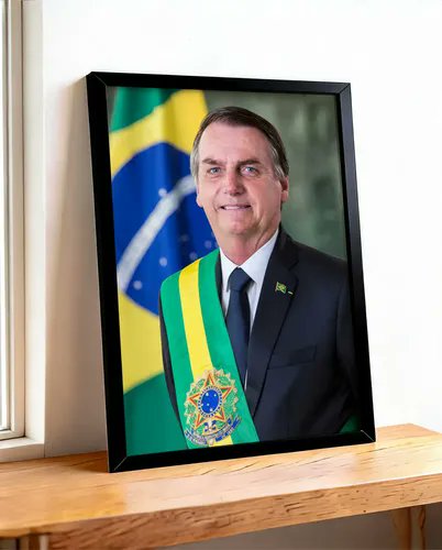 drpaulofaria22's tweet photo. O desespero é tão grande que estão prendendo (recolhendo / apreendendo) até quadro com a foto de JAIR MESSIAS BOLSONARO.

Que sisteminha VAGABUNDO, esse! https://t.co/G9dSJw7ivE