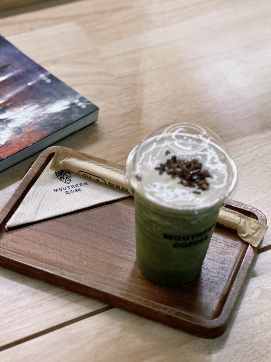 Achahafsah6's tweet photo. Woke up to my partner leaving iced oat latte on the nightstand with a sticky note saying "U’re my favorite reason to start the day" — soft lazy Sunday vibe hits different. https://t.co/0GHKZSCLjv