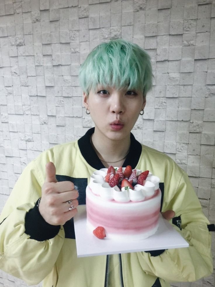 nanaiguapi's tweet photo. Para ir al concierto de bts me compré una peluca verde para ser un outfit de yoongi mentita
El tema esq no me gustó como me quedó,así q ns si ir así nomás con la peluca o simplemente teñirme el pelo así, tengo todo el pelo quemado ya,asi q no me importa nada:v
Que debería hacer? https://t.co/A0tvqWw7Tb