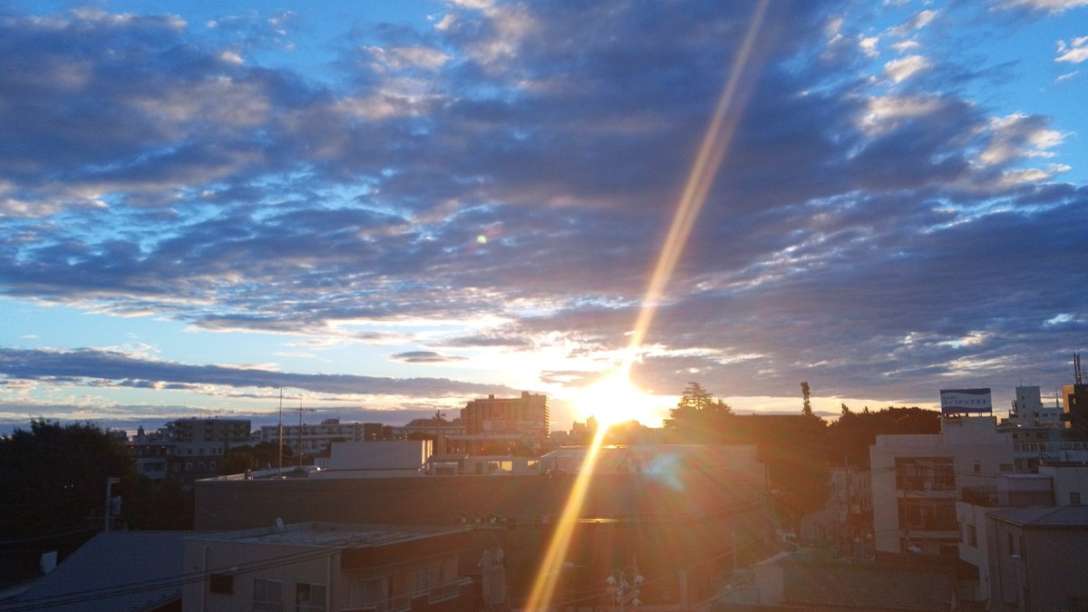 BO_PENCO's tweet photo. 5:44 am.

おはやうございます🌇
台風一過

#9月
#夜明け #イマソラ
#東京の空 #空のある風景 
#朝陽
#かようび https://t.co/utCuaAxUDr