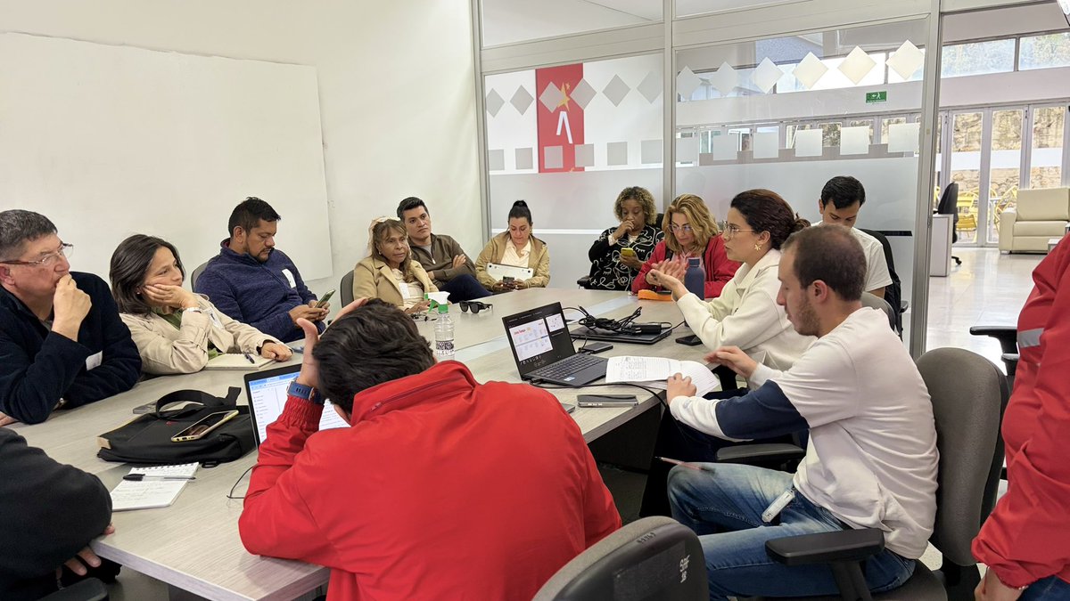 IDRD's tweet photo. La UDS no se detiene. Y nuestro compromiso, tampoco. 💪

La obra de la UDS es un proyecto fundamental para el deporte bogotano. Por eso estamos poniendo nuestra capacidad técnica y profesional en sacar adelante escenarios pensados para quienes son el corazón del #EquipoBogotá: nuestros atletas y paratletas.

En las mesas técnicas se ha fortalecido el proyecto y nos reunimos con las ligas deportivas para contarles los avances, escuchar sus aportes y seguir construyendo con ellas.

Porque aquí no se trata solamente de construir un escenario. Se trata de responderle al deporte de @Bogota.
La UDS avanza. El trabajo continúa. El compromiso se mantiene. 💛❤️