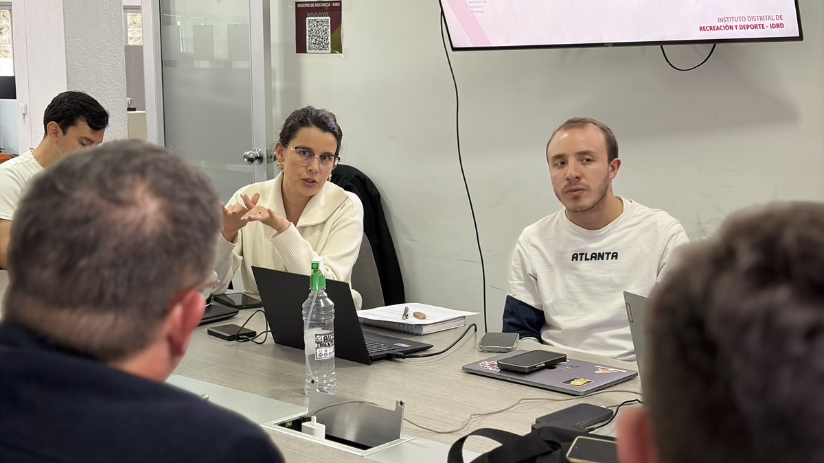IDRD's tweet photo. La UDS no se detiene. Y nuestro compromiso, tampoco. 💪

La obra de la UDS es un proyecto fundamental para el deporte bogotano. Por eso estamos poniendo nuestra capacidad técnica y profesional en sacar adelante escenarios pensados para quienes son el corazón del #EquipoBogotá: nuestros atletas y paratletas.

En las mesas técnicas se ha fortalecido el proyecto y nos reunimos con las ligas deportivas para contarles los avances, escuchar sus aportes y seguir construyendo con ellas.

Porque aquí no se trata solamente de construir un escenario. Se trata de responderle al deporte de @Bogota.
La UDS avanza. El trabajo continúa. El compromiso se mantiene. 💛❤️