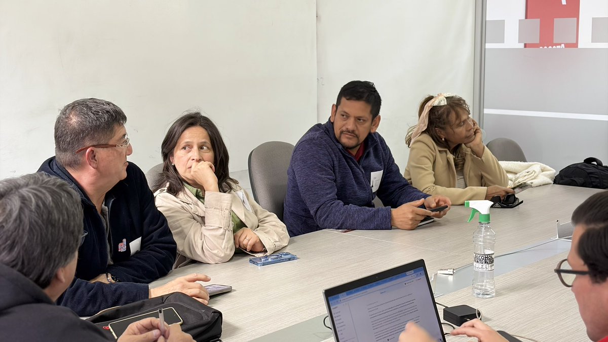 IDRD's tweet photo. La UDS no se detiene. Y nuestro compromiso, tampoco. 💪

La obra de la UDS es un proyecto fundamental para el deporte bogotano. Por eso estamos poniendo nuestra capacidad técnica y profesional en sacar adelante escenarios pensados para quienes son el corazón del #EquipoBogotá: nuestros atletas y paratletas.

En las mesas técnicas se ha fortalecido el proyecto y nos reunimos con las ligas deportivas para contarles los avances, escuchar sus aportes y seguir construyendo con ellas.

Porque aquí no se trata solamente de construir un escenario. Se trata de responderle al deporte de @Bogota.
La UDS avanza. El trabajo continúa. El compromiso se mantiene. 💛❤️