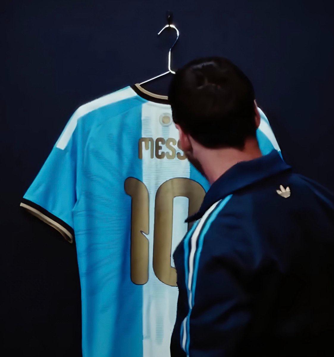 M10GOAT's tweet photo. الأسطورة ليو ميسي يُعلن عن القميص الأخير الذي سيرتديه مع المنتخب الوطني 🥹🥹🥹🥹 https://t.co/8Ei6FgZDvB