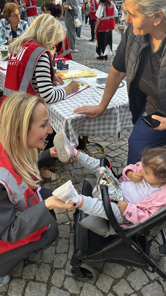 AylinNazliaka's tweet photo. YENİ Parti’yi millet kurdu, büyütecek olan da millettir.

Sizlerin katkısıyla büyüyor, sizlerin gücüyle iktidara yürüyoruz!

Bu büyük yürüyüşte “Ben de varım!” demek, Türkiye’nin geleceğine omuz vermek isteyen herkesi YENİ Parti çatısı altında buluşmaya davet ediyoruz.

Mahalle mahalle, ilçe ilçe, il il büyüyor; Türkiye’nin dört bir yanında her gün YENİ bir hikâye yazıyoruz.

Bugün standımıza gelerek bizlere güç katan Atatürkçü Düşünce Derneği Ümitköy-Çayyolu Şubesi Başkanı Sayın Özel Özcan’a ve Başkan Yardımcısı Sayın ��lkan Erçağ Öztürk’e gönülden teşekkür ediyorum.

Gücümüz milletten, umudumuz Türkiye’den!
Birlikte büyüyecek, birlikte başaracağız.