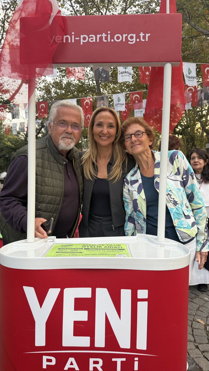 AylinNazliaka's tweet photo. YENİ Parti’yi millet kurdu, büyütecek olan da millettir.

Sizlerin katkısıyla büyüyor, sizlerin gücüyle iktidara yürüyoruz!

Bu büyük yürüyüşte “Ben de varım!” demek, Türkiye’nin geleceğine omuz vermek isteyen herkesi YENİ Parti çatısı altında buluşmaya davet ediyoruz.

Mahalle mahalle, ilçe ilçe, il il büyüyor; Türkiye’nin dört bir yanında her gün YENİ bir hikâye yazıyoruz.

Bugün standımıza gelerek bizlere güç katan Atatürkçü Düşünce Derneği Ümitköy-Çayyolu Şubesi Başkanı Sayın Özel Özcan’a ve Başkan Yardımcısı Sayın ��lkan Erçağ Öztürk’e gönülden teşekkür ediyorum.

Gücümüz milletten, umudumuz Türkiye’den!
Birlikte büyüyecek, birlikte başaracağız.