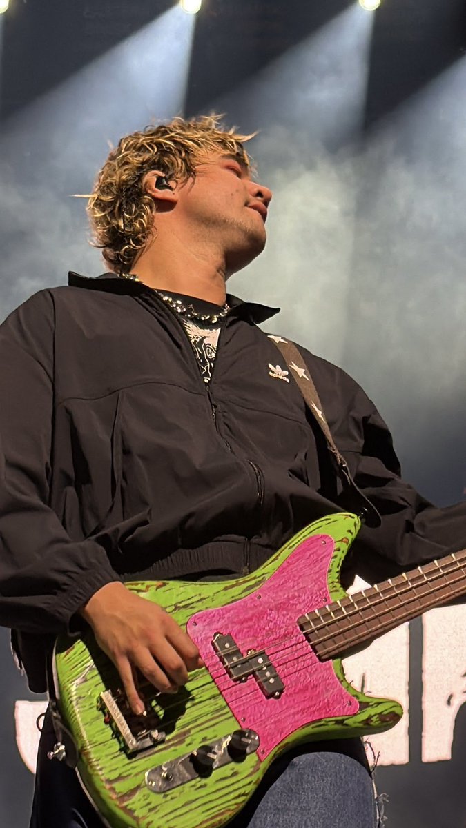 5SOS5EVOLVED's tweet photo. Reply and I’ll give you a color to assign with your favs 😛 

I got green https://t.co/OB4oYwX3PQ