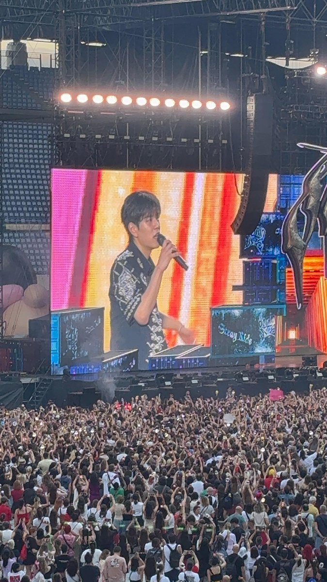 _seungverse's tweet photo. Mereces el mundo entero mi vocalista 🤍

#HappySeungminDay
#널_감싼_우주가_될게_승민아
#DivineVocalSeungmin
#StrayKids #스트레이키즈
#승민 #Seungmin https://t.co/SoZlHLh9xX