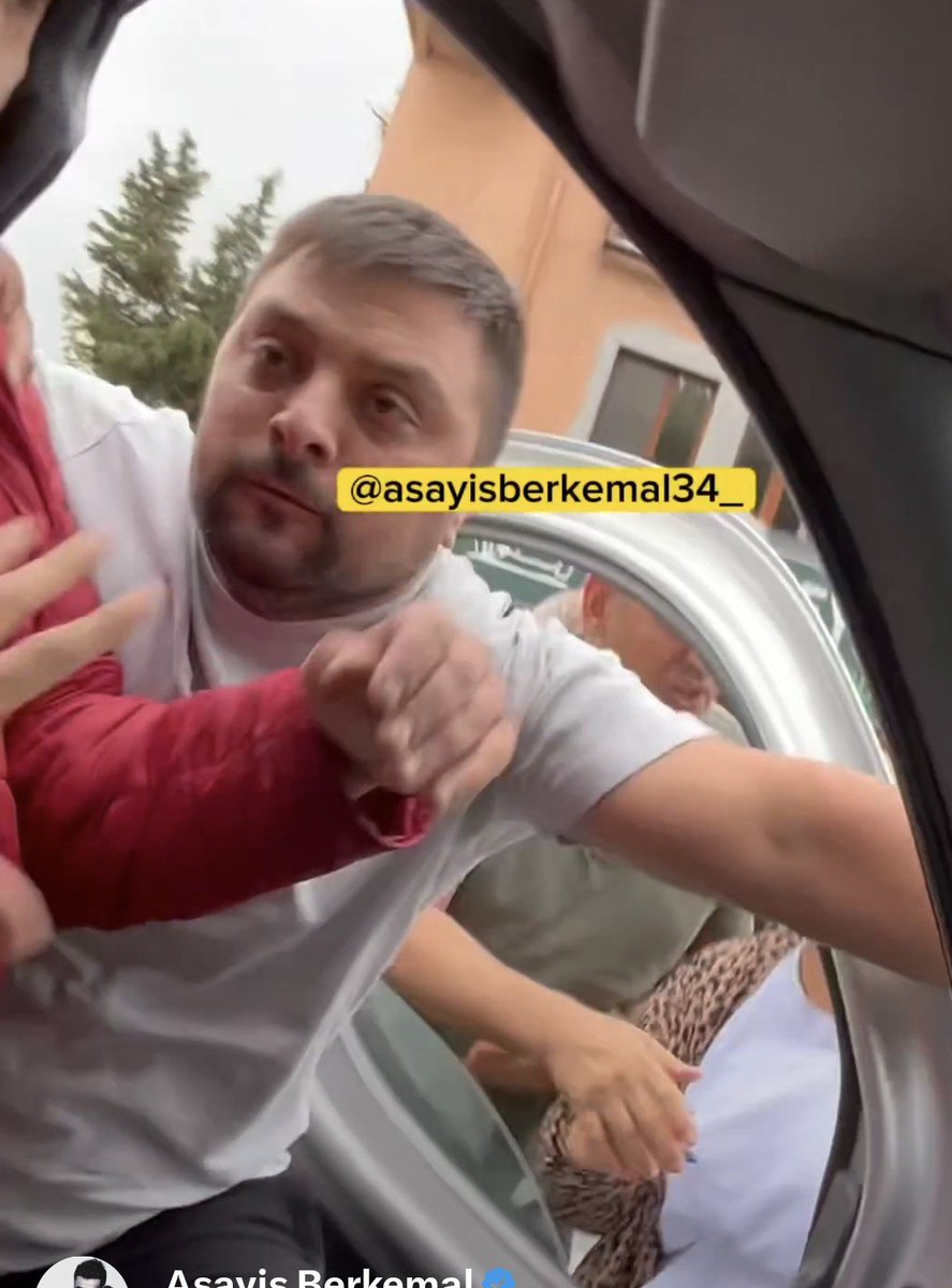 GalataPalace25's tweet photo. @asayisberkemal0 Hukuk devletindeyiz arkadaş şu tipler hala ağa sanıyor kendini https://t.co/94Z1VxAAh1