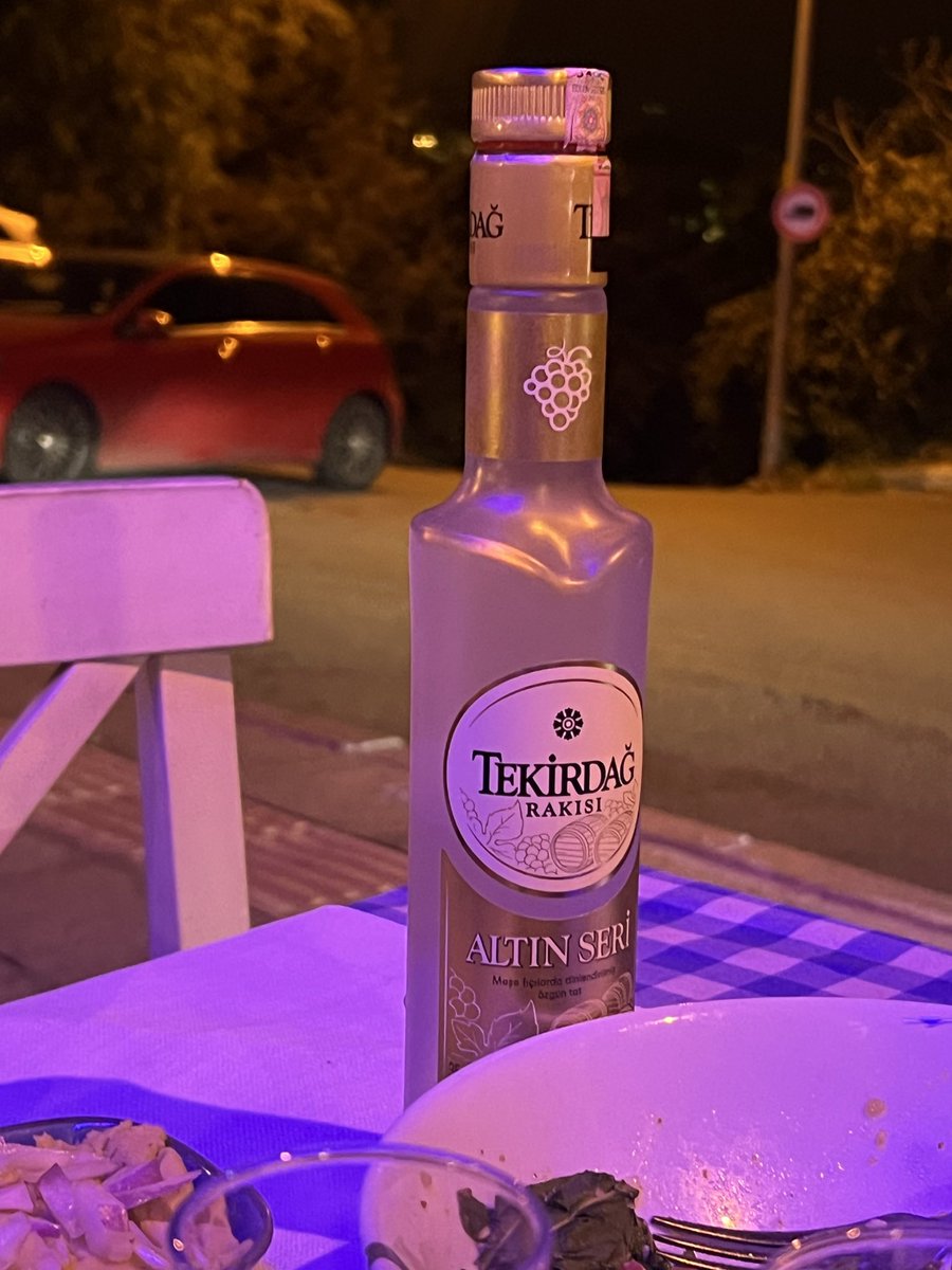 Voolltaa's tweet photo. nerede kalmış baban geliyor değil mi? 
gelmiyor abi babam gelmiyor.
sen yasın beş evresi varmış biliyo musun? 
mesela sen inkardaymışsın bende senin gibiymişim. bizim yasımızı korumamız gerekiyormuş,bizim korkularımızla yüzleşmemiz gerekiyomuş++++ https://t.co/R4DucOBpCA