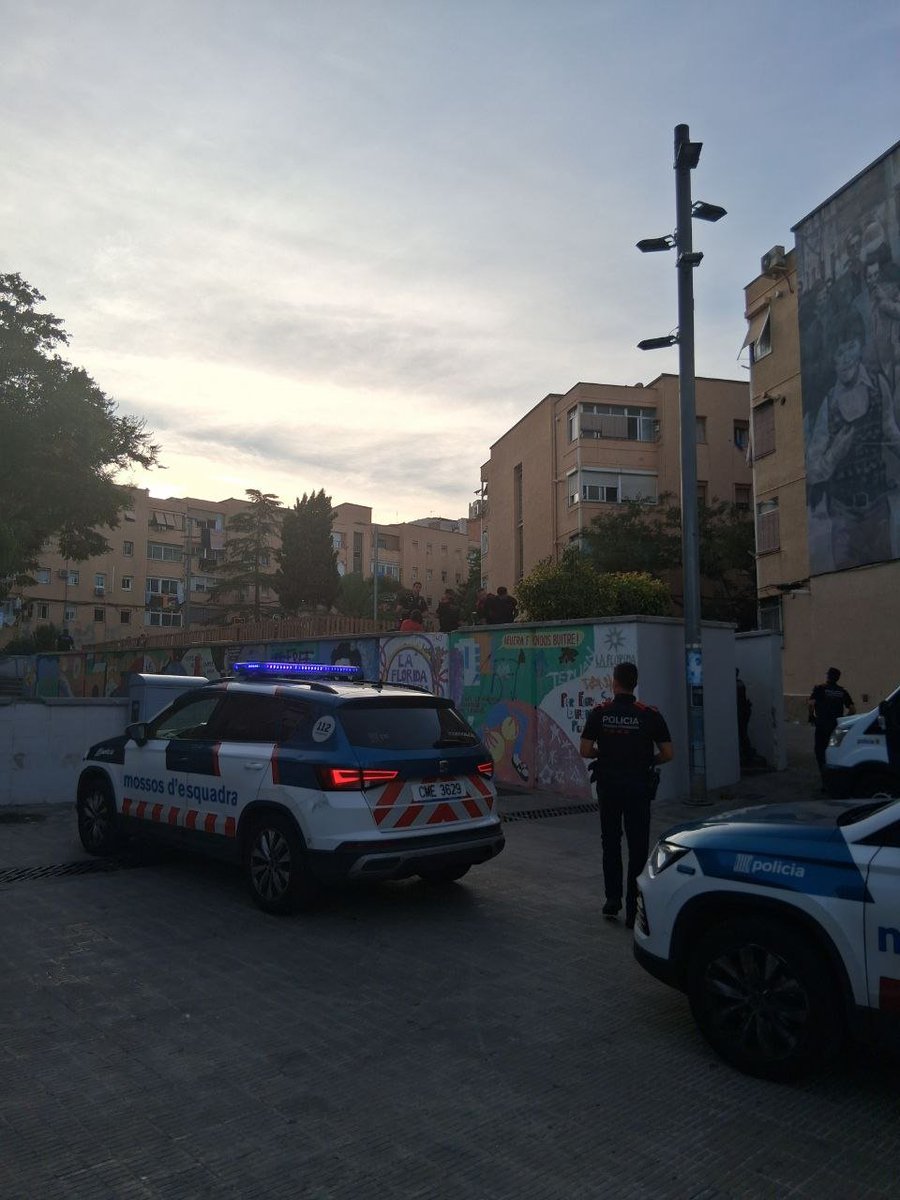 mossos's tweet photo. Nou dispositiu DAGA per prevenir l’ús d’armes blanques. Avui s’ha realitzat a l’Hospitalet de Llobregat:
- 93 persones identificades amb 251 antecedents 
- 1 detingut per delicte d'amenaces
- 4 denúncies per consum de drogues
- 2 denúncies per manca de respecte i desobediència https://t.co/rPO5aAbMqi