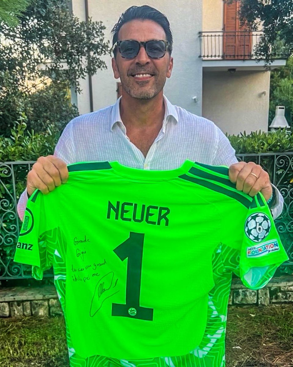 Azuri99's tweet photo. أهدى مانويل نوير قميصاً يحمل توقيعه إلى جيجي بوفون!

 العظماء يقدّرون بعضهم البعض. 
🎁❤️

"يا جيجي العظيم! أنت قدوة كبيرة بالنسبة لي .. انت حارسي الاول." ✍️ https://t.co/7jhyzBewpB