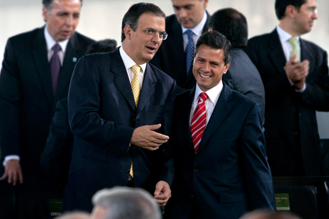 MrLotario's tweet photo. Pocos recuerdan que, en 2011, rumbo a la elección presidencial, Marcelo Ebrard era el personaje mejor posicionado de la izquierda.

Era la carta fuerte del PRD y Movimiento Ciudadano para hacerle frente a Peña Nieto, el candidato del PRI.

Pero...

Va #HiLOT  🧵 https://t.co/lV7SbSBsTJ