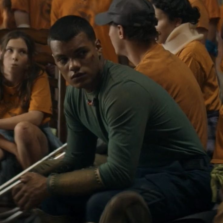 EmillyEste79250's tweet photo. The shirt Clarisse is wearing underneath the camp one looks similar to the one Chris is wearing in S2 or am I deluding myself? https://t.co/gdccoai2Ic
