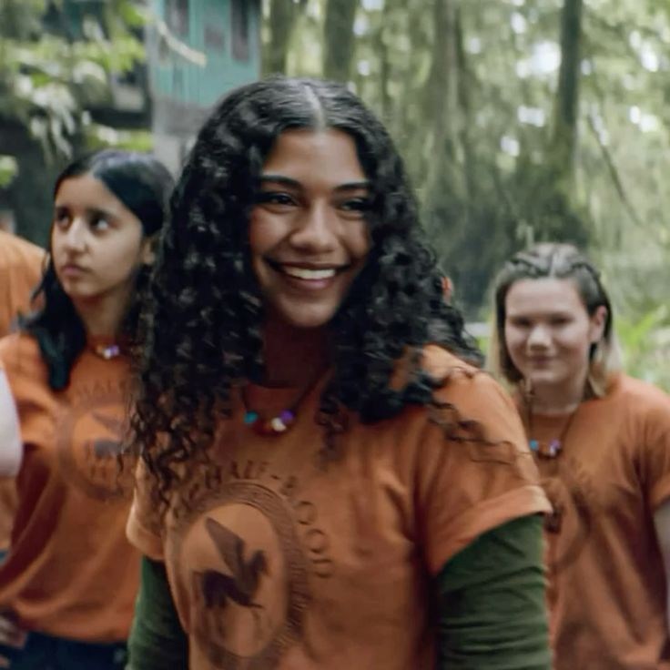 EmillyEste79250's tweet photo. The shirt Clarisse is wearing underneath the camp one looks similar to the one Chris is wearing in S2 or am I deluding myself? https://t.co/gdccoai2Ic