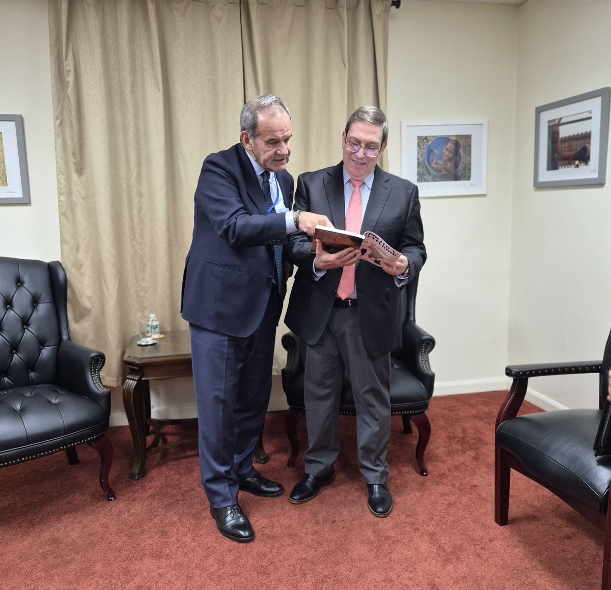 BrunoRguezP's tweet photo. En reunión con Andrés Allamand, Secretario General Iberoamericano, reconocí la labor de la @SEGIBdigital en su apoyo a los trabajos de la Conferencia Iberoamericana.

Trasladamos la confianza de #Cuba en que la venidera Cumbre Iberoamericana se desarrolle como un espacio inclusivo, que tenga en cuenta los intereses de todos y las posiciones de consenso histórico y acervo de la Comunidad.

Actualicé a Andrés Allamand sobre la situación difícil en Cuba, resultado del recrudecimiento sin precedentes del bloqueo de EEUU, incluido el cerco energético, las sanciones secundarias y la permanente amenaza de agresión militar.