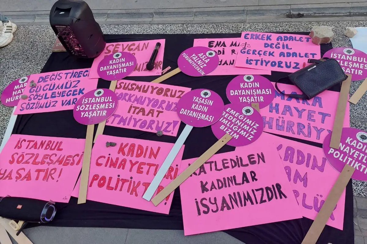 evrenselgzt's tweet photo. 📍1 günde 6 kadın cinayeti

Kadın ve çocukları hedef alan aile içi şiddet vakaları artarak devam ediyor. 19 Eylül gece saatlerinden 21 Eylül sabah saatlerine kadar 6 kadın cinayeti yaşandı

🔗https://t.co/Ov827TeHKC https://t.co/VjDYP07S5X