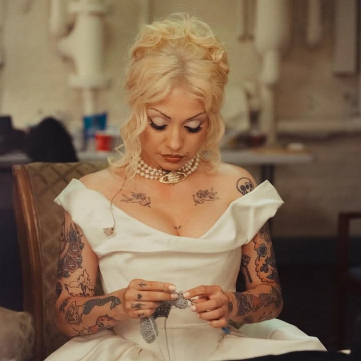 zombiecitaz's tweet photo. Luego de escuchar el tiny desk concert de Mon laferte. Todos estamos de acuerdo que es una artista estupenda y que su álbum Femme fatale se merece un grammy si o si https://t.co/cnBTC1DgYD