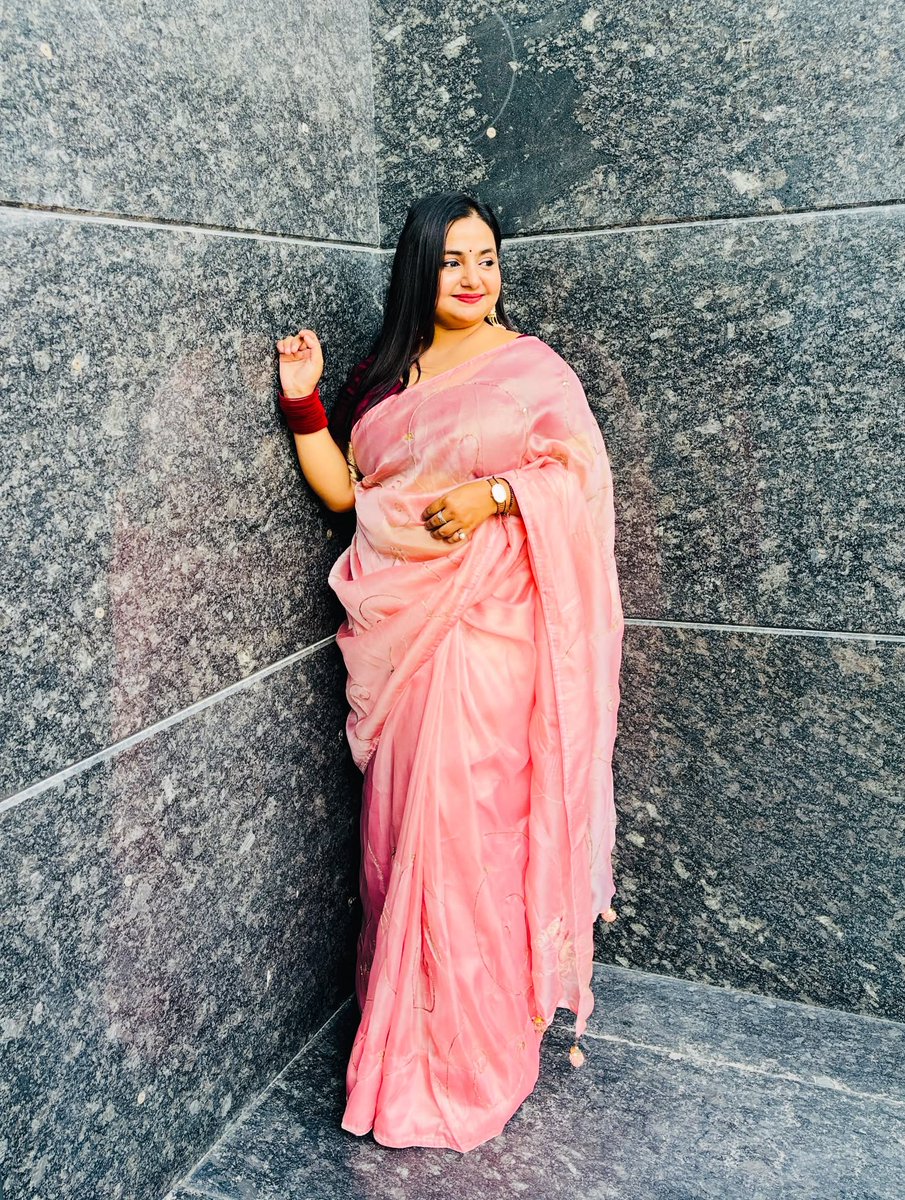 LeanoraMcnay's tweet photo. Filmy pose and a desi dose. https://t.co/Mx1JuhNW2m