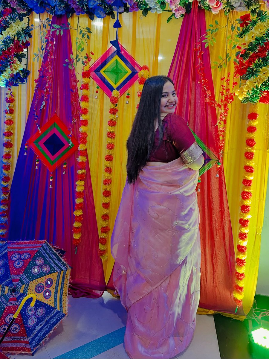 LeanoraMcnay's tweet photo. Filmy pose and a desi dose. https://t.co/Mx1JuhNW2m