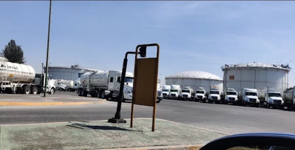 Alexjandro_n's tweet photo. @mario_dico50 En plena CDMX, otro posible MEGA depósito para aseguramiento!!

Pista: Está en Azcapotzalco https://t.co/XG40li8BEp